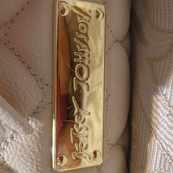 Betsey Johnson Cream Heart Puffed Purse With Pink Bow - Picture 3 of 10